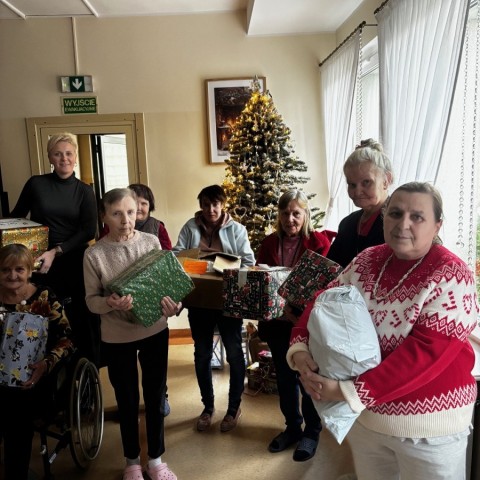 Powiększ obraz: Mieszkańcy otrzymali prezenty