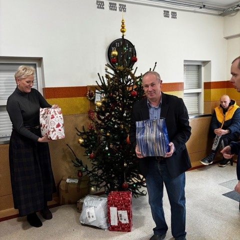 Powiększ obraz: Trwa przekazywanie upominków