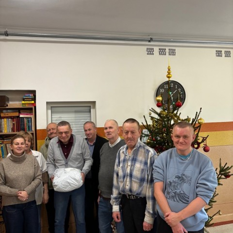 Powiększ obraz: Część mieszkańców jeszcze czeka na swoją paczkę