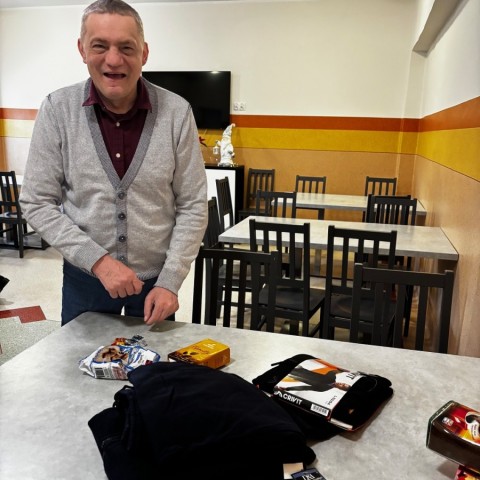 Powiększ obraz: Paczka rozpakowana. W środku rzeczy do ubrania, kawa i słodycze